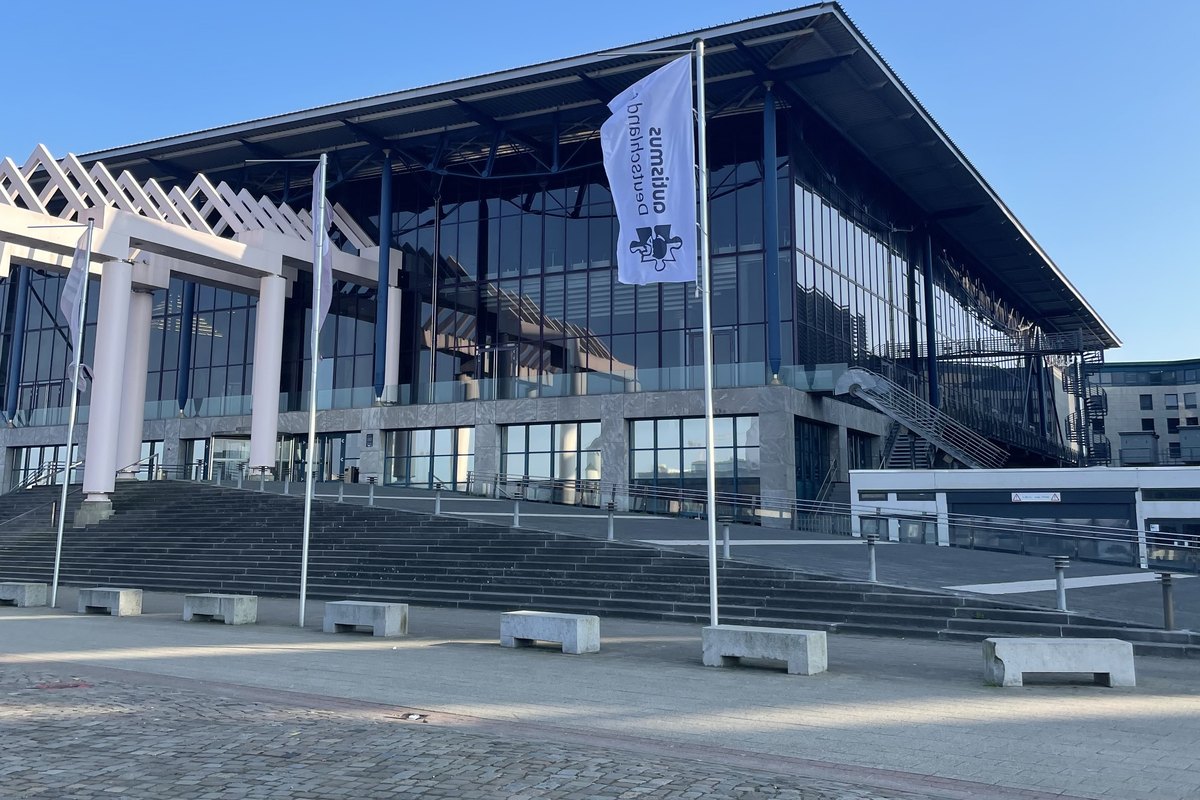 Congress Centrum Bremen mit Fahnen von autismus Deutschland e. V. zum Autismuskongress 2024